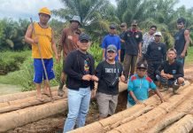 Anggota Dewan Reka Oktarina Ajak Warga Perbaiki Jembatan Desa Bumi Arjo yang Ambruk