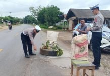 Banyak Lubang di Jalan Lampung Timur, Kasat Lantas Tinjau Langsung