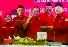 HUT PDIP dan Ketum Megawati, Mingrum Gumay Gunakan Salam Pancasila Saat Diberi Potongan Tumpeng