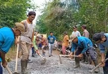 Budayakan Lagi Gotong-royong, Warga Dua Desa Ini Perbaiki Jalan