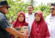 Bupati Lamsel Bantu Pembangunan Rumah Roboh Warga Sidomulyo