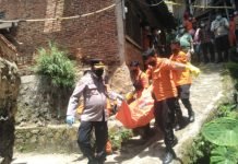 Polisi Olah TKP Penemuan Mayat di Kampung Kebun Sayur