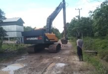 Manfaatkan Bongkaran Tol, Polisi dan Warga Gotong Royong Perbaiki Jalan Cengal-Sungai Jeruju