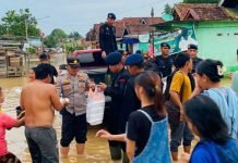 Gelar Dapur Umum di Lokasi Banjir, Sat Brimob Polda Sumsel Siapkan 1.000 Porsi Nasi Kotak Setiap Hari