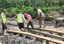 Polsek Cengal Bersama Pemdes Kebon Cabe dan Balam Jeruju Perbaiki Jalan Poros