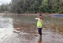 Antisipasi Bencana Banjir, Polsek Cengal Pantau Debit Air Ketika Hujan Datang