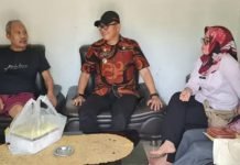 Kepala Dinas Kominfo Lamsel Jenguk Marhadan, Jurnalis yang Mengidap Penyakit Parkinson