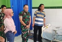 Dandim 0402/OKI Besuk Anak Anggota yang Sedang Sakit