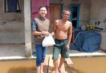 Berikan Sentuhan Sembako ke Warga Terdampak Banjir, Bukit Kecintaan Ketua IWO Muba dan Jajaran