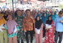 Pj. Bupati OKI Salurkan Bantuan 1,3 Ton Beras Untuk 266 KK Terdampak Banjir di Tanjung Lubuk