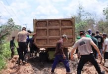 Bersama Kodim 0402, Polres OKI Adakan Baksos Hingga Perbaiki Jalan Poros di Pagar Dewa Mesuji