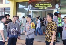 Kapolres OKU Timur Tinjau Proses Penyortiran dan Pelipatan Kertas Suara Pemilu 2024