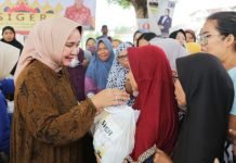 Ibu Riana Sari Arinal Senam Bersama dan Bagikan Sembako Program ‘Siger Berbagi’