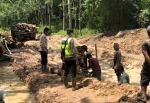 Bersama Warga, Bhabinkamtibmas Polsek Cengal Gotong Royong Perbaiki Jalan Rusak