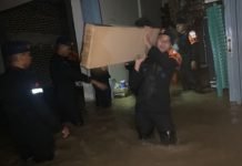 Brimob Polda Lampung Respons Cepat Bantu Korban Banjir