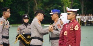 Kapolri Beri Pin Emas ke Pengasuh dan Taruna Berprestasi