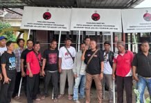 Kader Senior PDIP Mingrum Gumay Berikan Bantuan Plang PAC dan Ranting di Terbanggi Besar