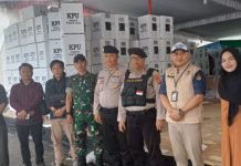 Danramil 402-11/Tulung Selapan Monitor Pengambilan Logistik Pemilu di KPU OKI