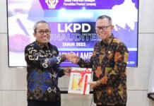 Sekdaprov Fahrizal Darminto Serahkan LKPD Tahun 2023 ke Kepala BPK Perwakilan Lampung