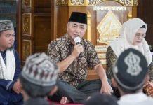 Bareng Istri, Pj. Bupati Apriyadi Beri Sembako serta THR Untuk Santri Ponpes Al Fath