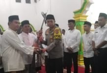 Kapolres OKI Terima Secara Langsung Serahan Senpira dari Warga