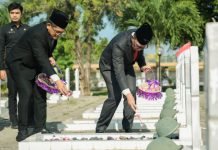 Sekdaprov Fahrizal Jadi Inspektur Upacara Pada Ziarah Makam dan Tabur Bunga di TMP Bandar Lampung
