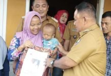 Bupati Nanang Ermanto Sambangi Kediaman Bayi Penderita Jantung Bocor di Desa Way Galih