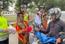Libatkan Duta Lalu Lintas, Satlantas Polres OKI Bagikan Takjil ke Pengguna Jalan