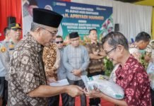 Sambut Lebaran, Apriyadi Boyong Paket Sembako dan THR Untuk Kaum Duafa di Desa Lumpatan II