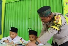 Bhabinkamtibmas Inspiratif Salurkan Beasiswa Sekolah Gratis Bagi Keluarga Kurang Mampu di Way Kanan