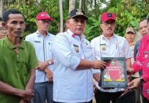Bupati Lamsel Bantu Dua Rumah Roboh Milik Warga Tanjung Agung-Katibung