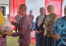 Kajari OKI Serahkan Paket Sembako Program Perjaka, Warga Tampak Sumringah