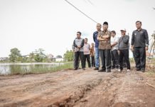 Respons Keluhan Warga Soal Jalan Rusak, Pj. Bupati Apriyadi Datangi Developer Perumahan