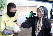 DWP Biro Adpim Pemprov Lampung Bagikan Takjil Gratis