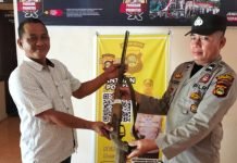 Kades Sukaraja Serahkan Senpi ke Polsek Pangkalan Lampam
