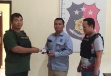 Kades Pulau Gemantung Darat Serahkan Sepucuk Senpira ke Polsek Tanjung Lubuk