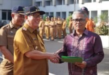 Apel Gabungan, Pj. Bupati Muara Enim Serahkan SK Pensiun Pegawai dan Bantuan Purna Bakti Korpri