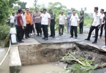 Bupati Nanang Ermanto Tinjau Jembatan Rusak di Desa Sumber Nadi Kecamatan Ketapang