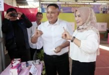Nanang Ermanto dan Istri Nyoblos di TPS 001 Desa Way Galih, Pesan Jangan Golput