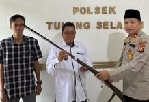 Kapolsek Tulung Selapan Terima Langsung Serahan Senpira dari Warga