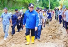 Perdana, Pj. Bupati Sandi Fahlepi Tinjau Jalan Rusak di Jirak Jaya