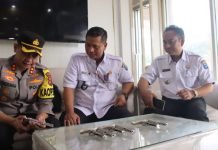 Ketua FKKD Kecamatan Mesuji Raya Serahkan 4 Senpira ke Polres OKI