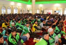 Prajurit Marinir Buka Bersama Ojek Online dan Masyarakat Pesisir