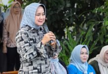 Ibu Riana Sari Arinal Berikan Bantuan Program Siger ke Warga Sumur Batu Bandar Lampung