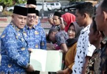 Bupati Lampung Selatan Serahkan Sertifikat Gratis ke Warga Penerima Bedah Rumah