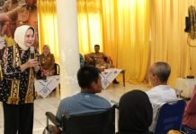 Ibu Riana Sari Arinal Serahkan Bantuan Bagi Penyandang Disabilitas di Lampung Utara