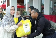 Ibu Riana Sari Arinal Gelar Gerakan ‘Beli dan Bagi’ di Halaman Dekranasda Lampung