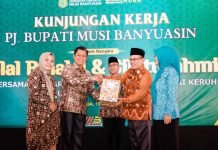 Kunjungi Kecamatan Sungai Keruh, Pj. Bupati Muba Serahkan Berbagai Bantuan Untuk Warga