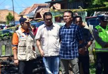 Pj. Bupati Asmar Wijaya Sambangi dan Beri Bantuan Korban Kebakaran di Pedamaran
