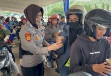 Polwan di Bandar Lampung Bagikan Air Mineral dan Kopi ke Pemudik